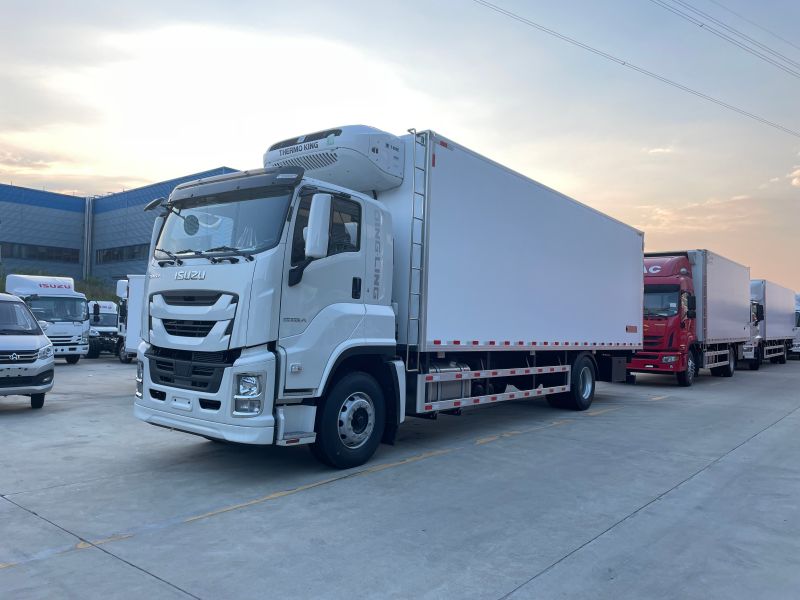Refrigerated truck_77_82